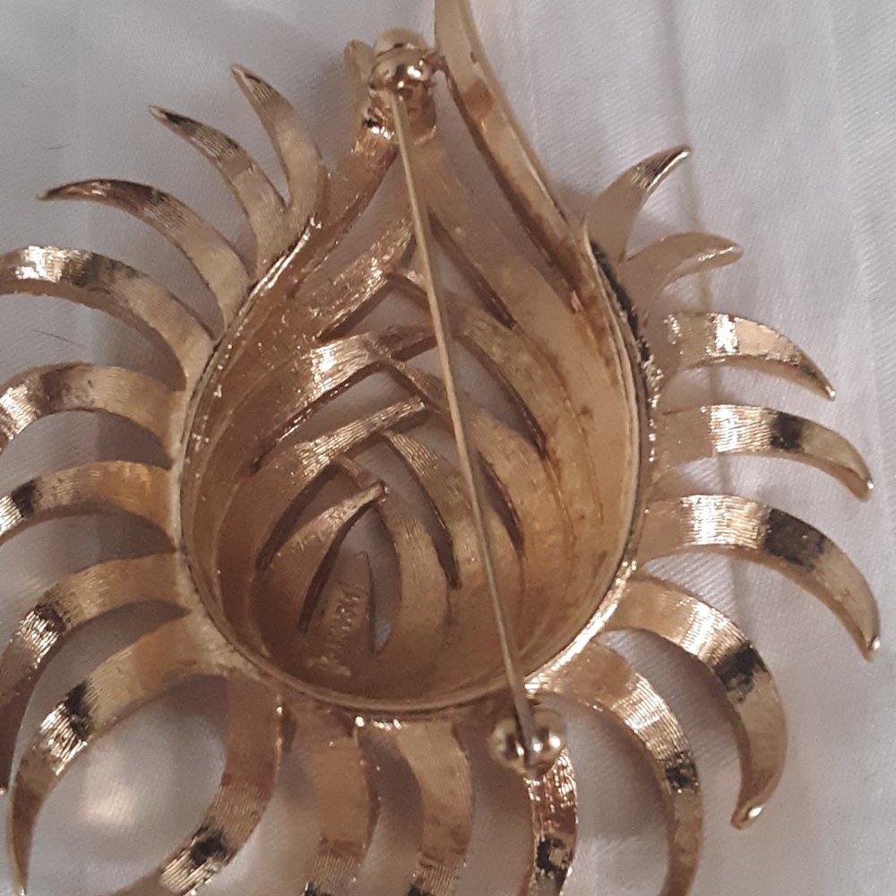 Vintage Monet Large Flower Gold Tone Pin Brooch(read description) - Picture 3 of 8